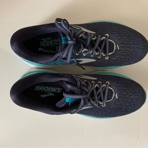 Navy Brooks Sneakers. Excellent condition. Barely worn.